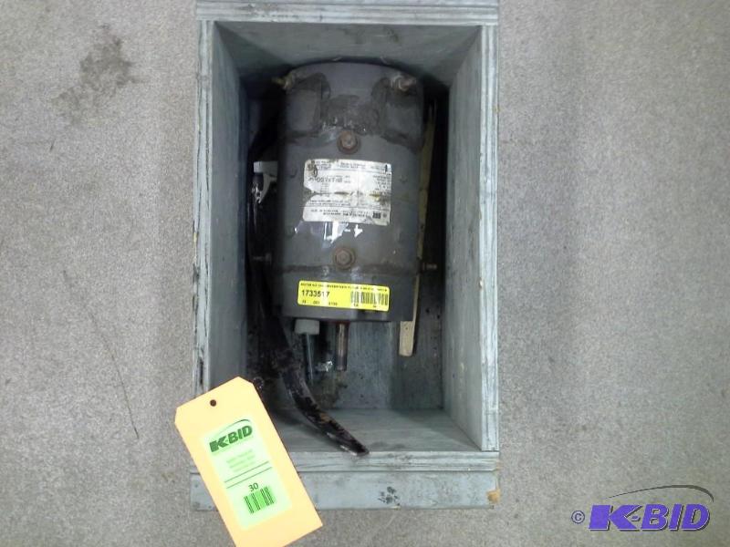 lot 30 image: MOTOR AC CONDENSER NEW FLYER 3000S