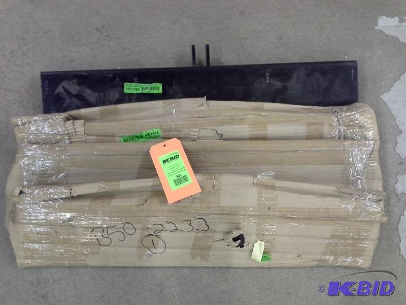 lot 305 image: WELDMENT WHEELCHAIR LIFT PLATFORM GILLIG  51-08  B50-2233