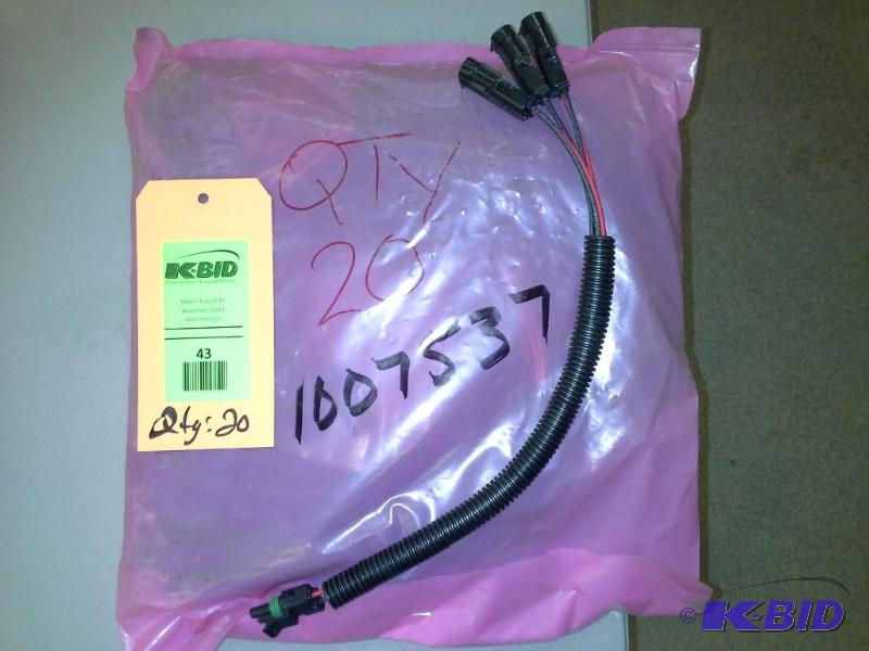 lot 43 image: ADAPTER HARNESS 3 WAY BRAKE LIGHT GILLIG RETRO MT-080400