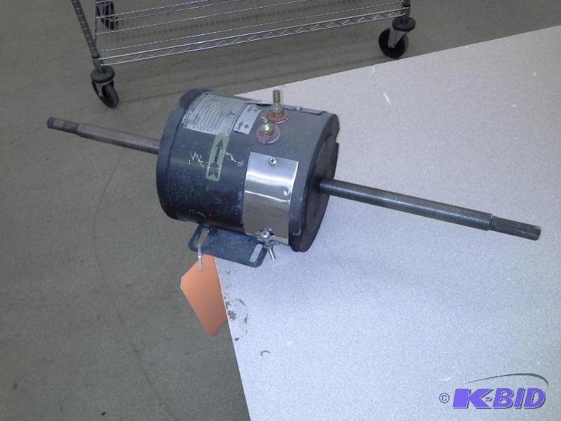 lot 7 image: MOTOR AC BLOWER NEW FLYER 104-584