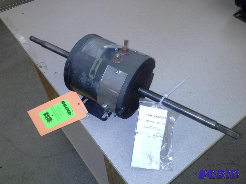 lot 8 image: MOTOR AC BLOWER NEW FLYER 104-584