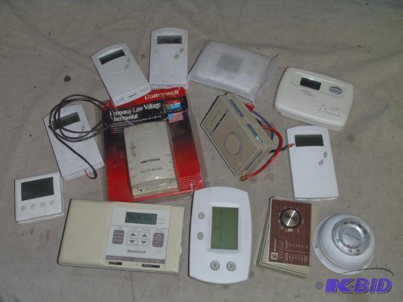 lot 275 image: Programmable Thermostats