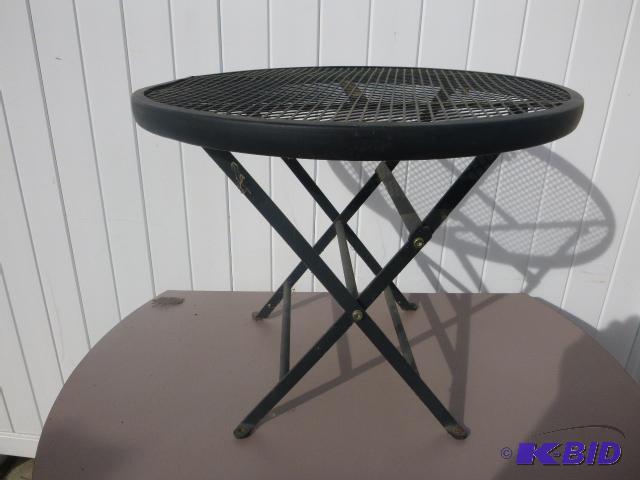 lot 197 image: Small Metal Patio Table 20"...