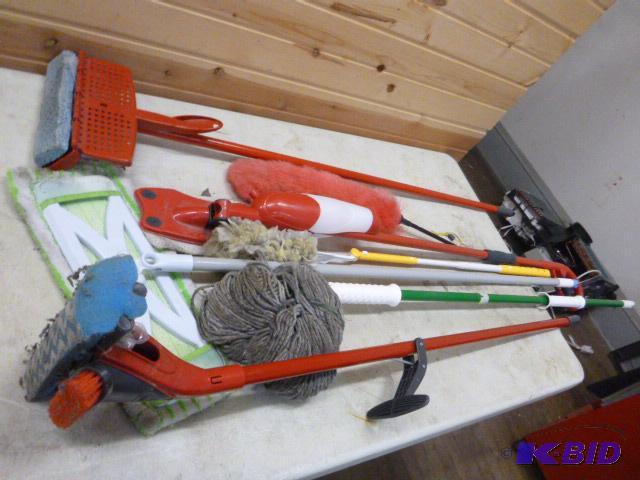 lot 20 image: Miscellaneous Mops...