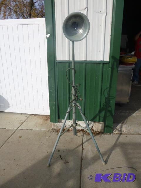 lot 200 image: Shop Light on Tripod Extending rolls....