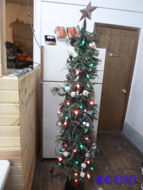 lot 43 image: Sportsman Christmas Tree 6 feet....