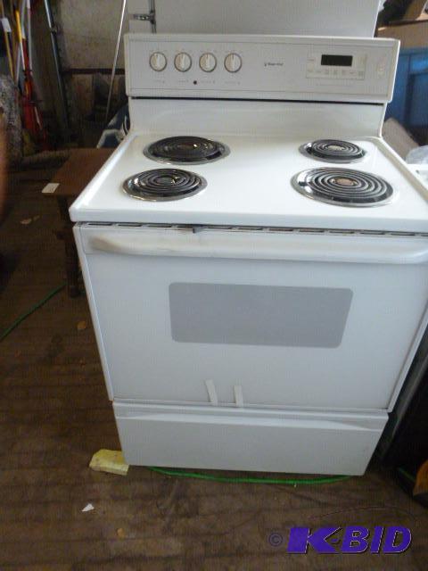 lot 68 image: Magic Chef Electric Range...