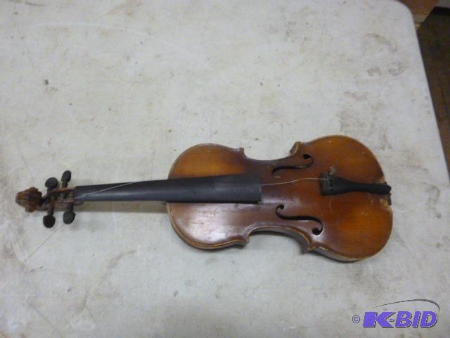 lot 83 image: Violin Not in very good condition....