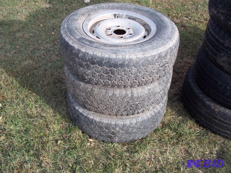 lot 22 image: 3 tires with rims LT225  75 R 16...
