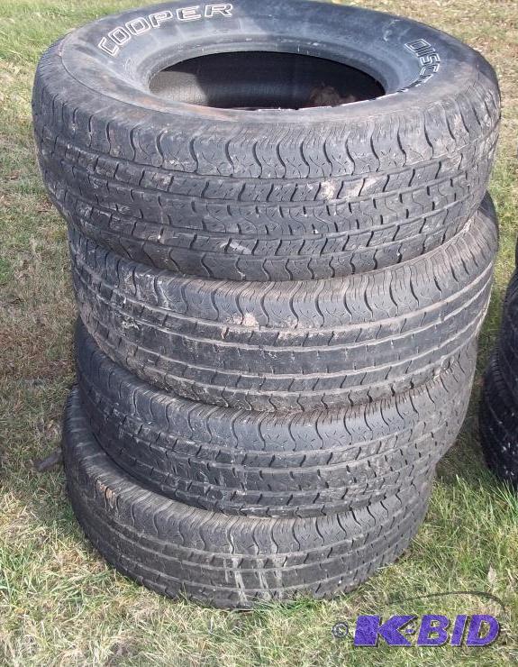 lot 23 image: 4 Tires 26575 R 16...