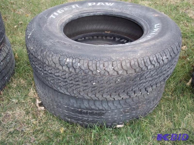 lot 25 image: 2 Tires P22575R15...