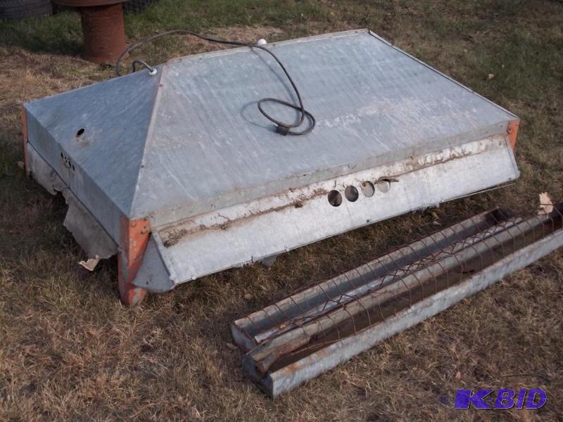 lot 45 image: Chicken warmer with feed trays...
