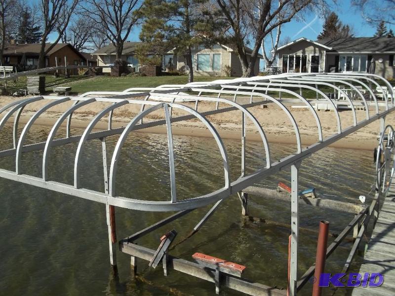 lot 46 image: Shoremaster 1684 Boat lift with 19 Canopy wi...