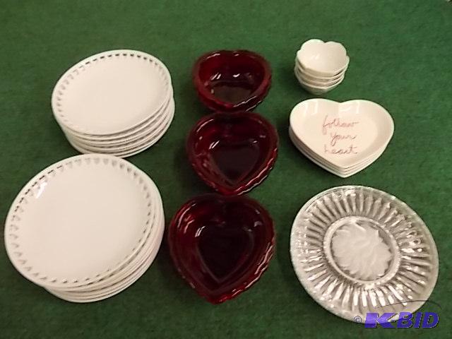 16-White Plates With Heart Cut-Out Edge, 6-Re...