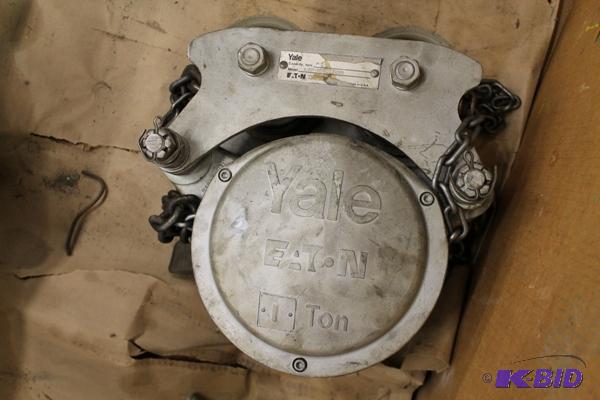 lot 26 image: Yale Low Headroom Trolley Hoist 1 Ton Capacit...
