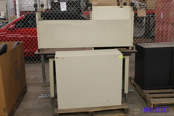 lot 76 image: Palette Of 2 Desks & Filling Cabinet What...