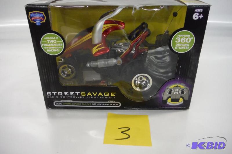 Blue Hat Toy Company - Street Savage Remote-Controlled Stunt Car