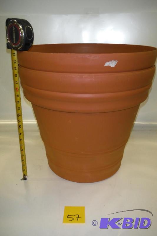 Fiskars 22 Inch Rolled Rim Taperd Pot, Color Clay (20-6012289)