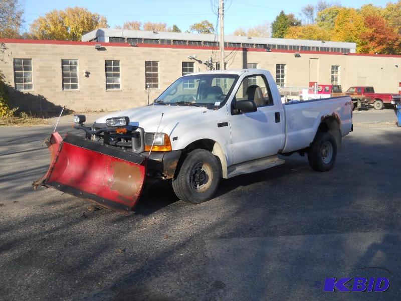 lot 1 image: 2001 Ford F-350 4X4 Plow Truck, Boss Power V Plow