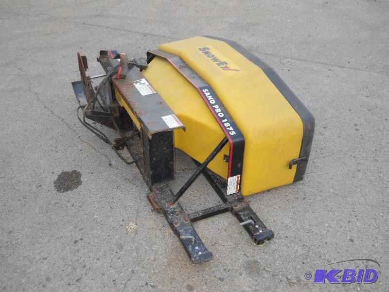 lot 6 image: Snow Ex Sand Pro 1875 Salt  Sand Spreader With Pivot Mount
