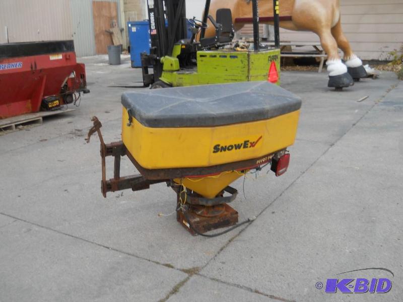 lot 7 image: Snow Ex Pivot Pro 1875 Salt  Sand Spreader