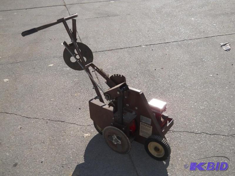lot 9 image: Turfco Edge R Rite Bed Edger. Runs. No Reserve