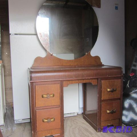 lot 10 image: Mid Century Vanity