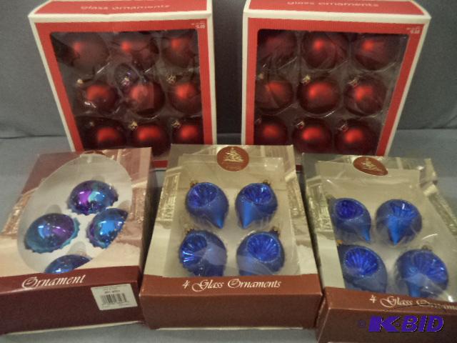 lot 136 image: Holiday Decorations