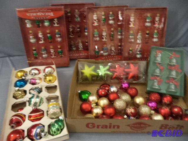 lot 138 image: Holiday Decorations
