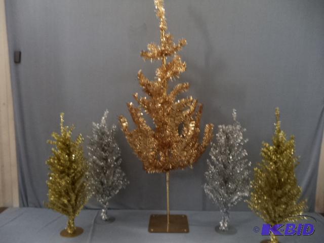 lot 146 image: Holiday Decorations