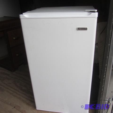 lot 15 image: Kenmore Small Frig