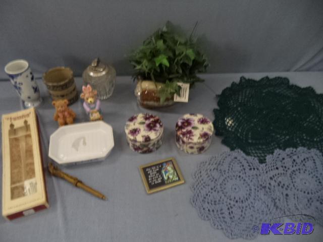 lot 195 image: Home Decor