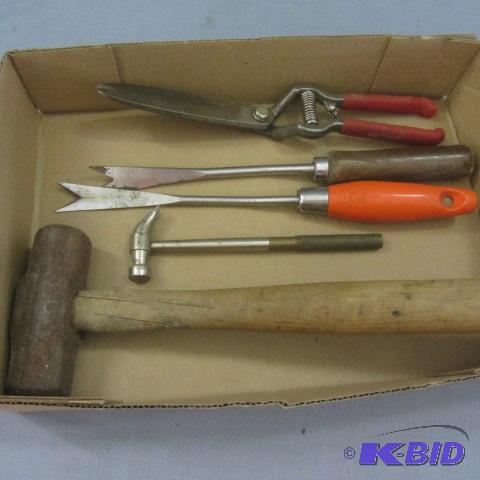 lot 211 image: Garden, Hand Tools