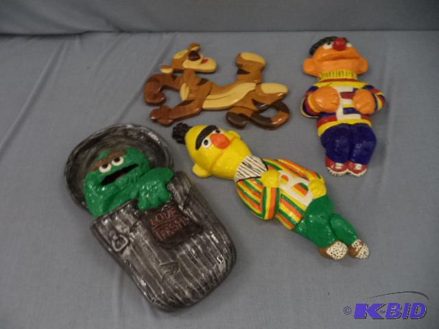 lot 231 image: Sesame Street Decor