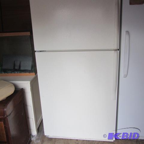 lot 4 image: Whirlpool Refrigerator
