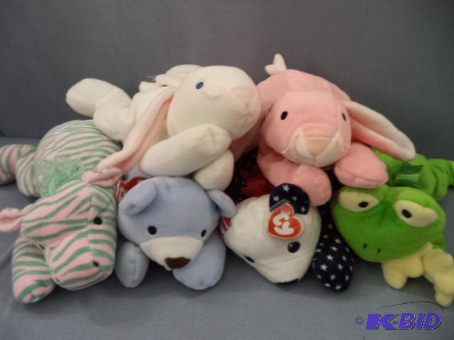 lot 61 image: Pillow Pals