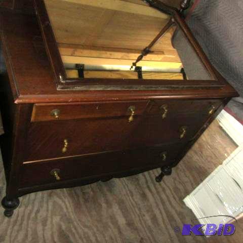 lot 8 image: Mid Century Modern Dresser
