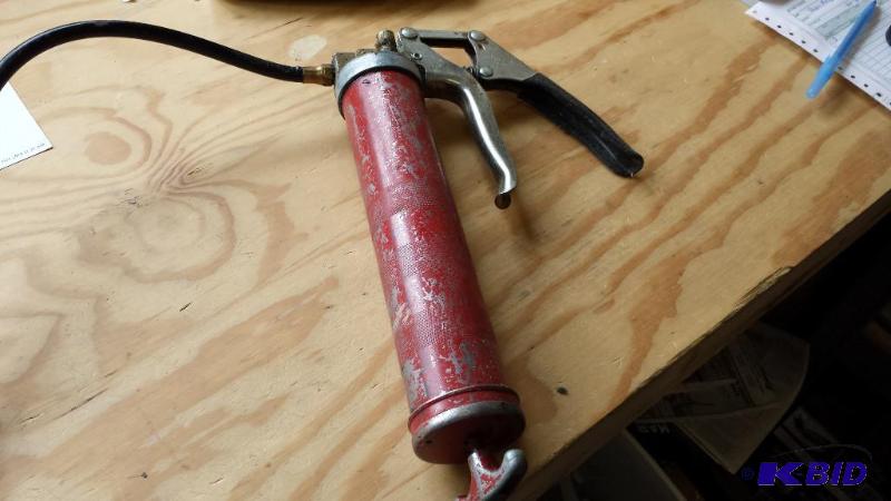 Hand operated grease gun