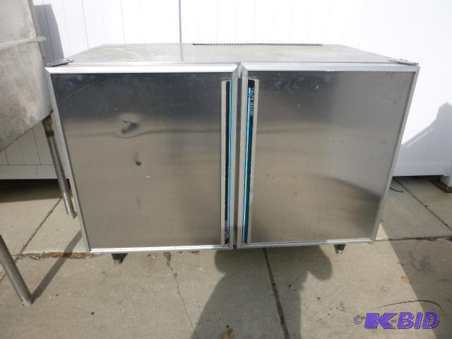 lot 4 image: Silver King Cooler on Legs Model SKTTR48 - NS...