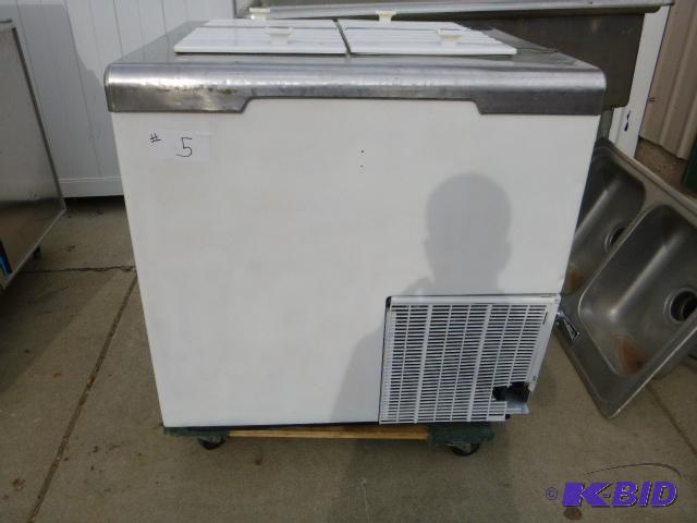 lot 5 image: Ice Cream Freeze Dipping Cabinet 115 volt, 32...