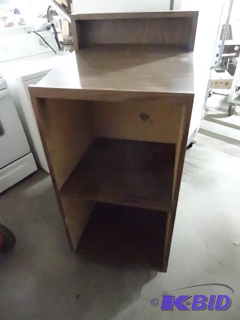 lot 21 image: Laminate podium. 22 x 22 x 50...