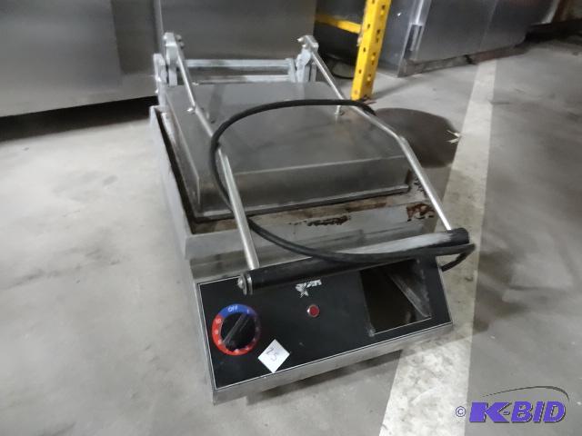 lot 25 image: Star electric panini grill. 120 volt. Model G...