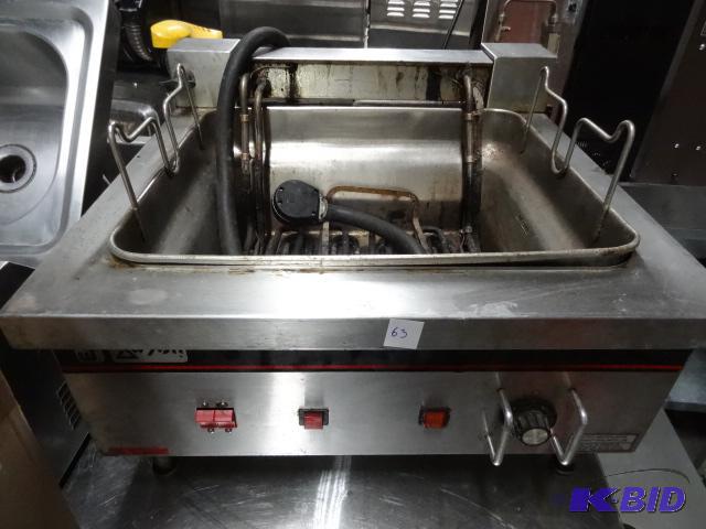 lot 63 image: AP Wyott table top deep fryer. 230-208. 3 pha...
