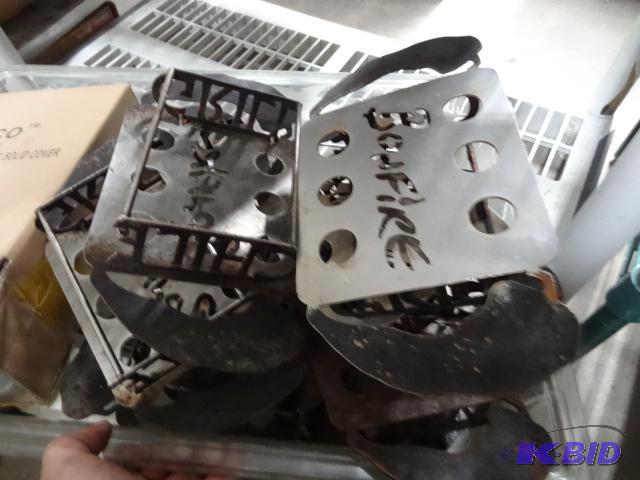 lot 97 image: Bin of table top metal risers. Prep container...