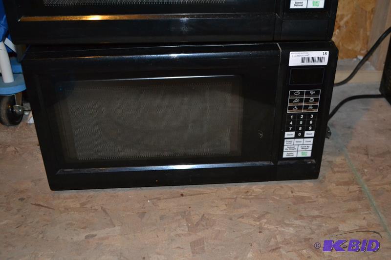 lot 18 image: Black microwave 1450 watts...