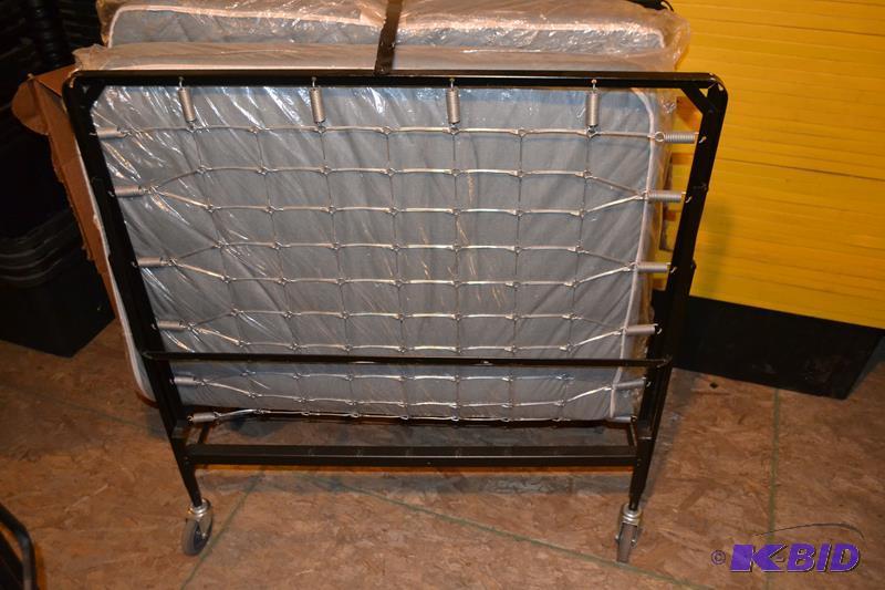 lot 43 image: Roll Away Guest Bed, Twin size folding bed...