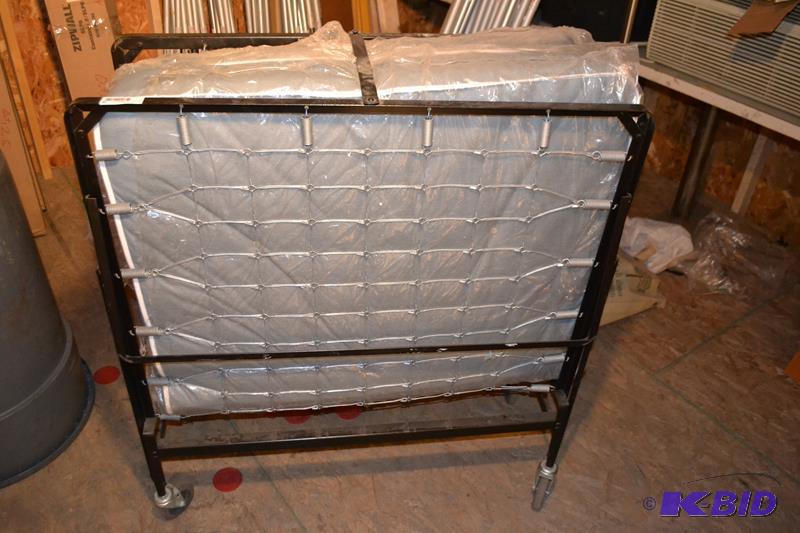 lot 46 image: Roll Away Guest Bed, Twin size folding bed...