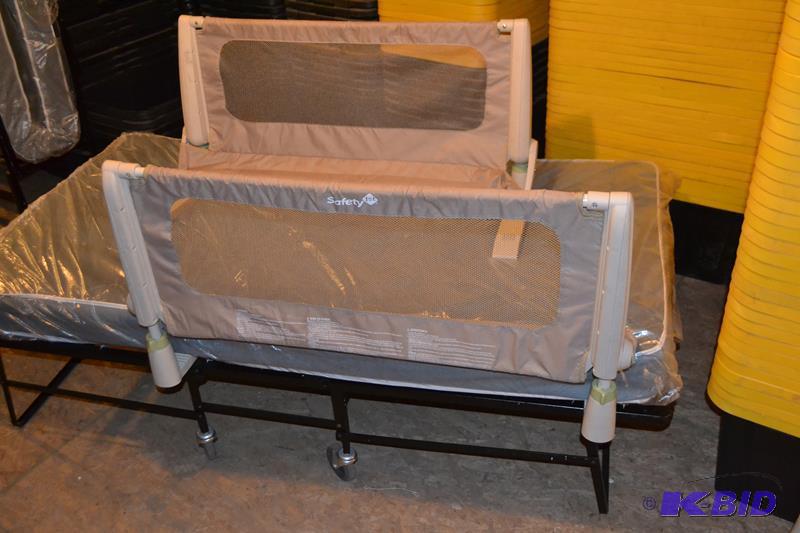 lot 59 image: Set of 2 Safety 1st Secure top bed rail guard...