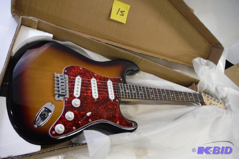 lot 15 image: Squier by Fender