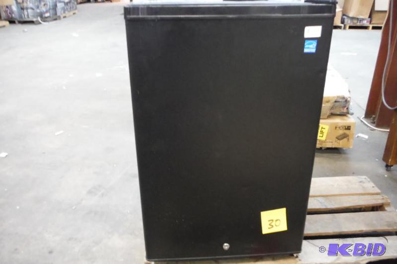 lot 30 image: Avanti Refrigerator, Black